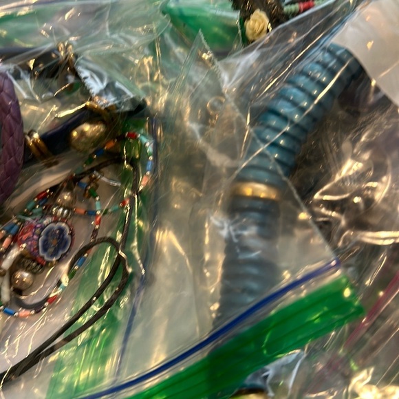 Over 4lbs!! Wonderful Collection of Individually Bagged Bulk Jewelry - Picture 6 of 11